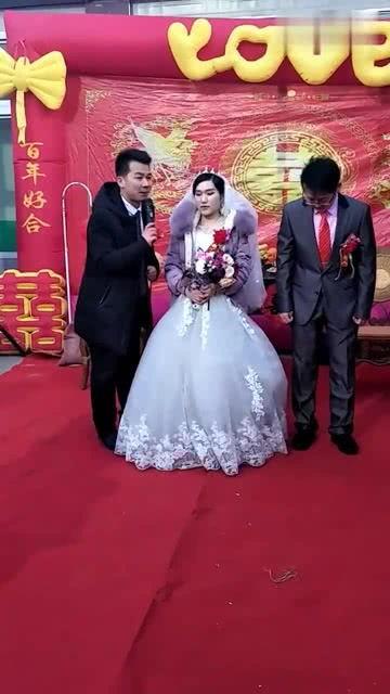 司仪给新娘爆料视频,现场笑翻全场! 第1张 司仪给新娘爆料视频,现场笑翻全场! 第1张